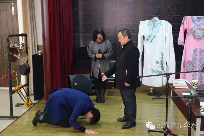 (恩施山歌工作坊现场学生拜师)